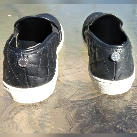 Steve Madden womens slip-on quilted black flat sneaker size 8. - Picture 3 of 5